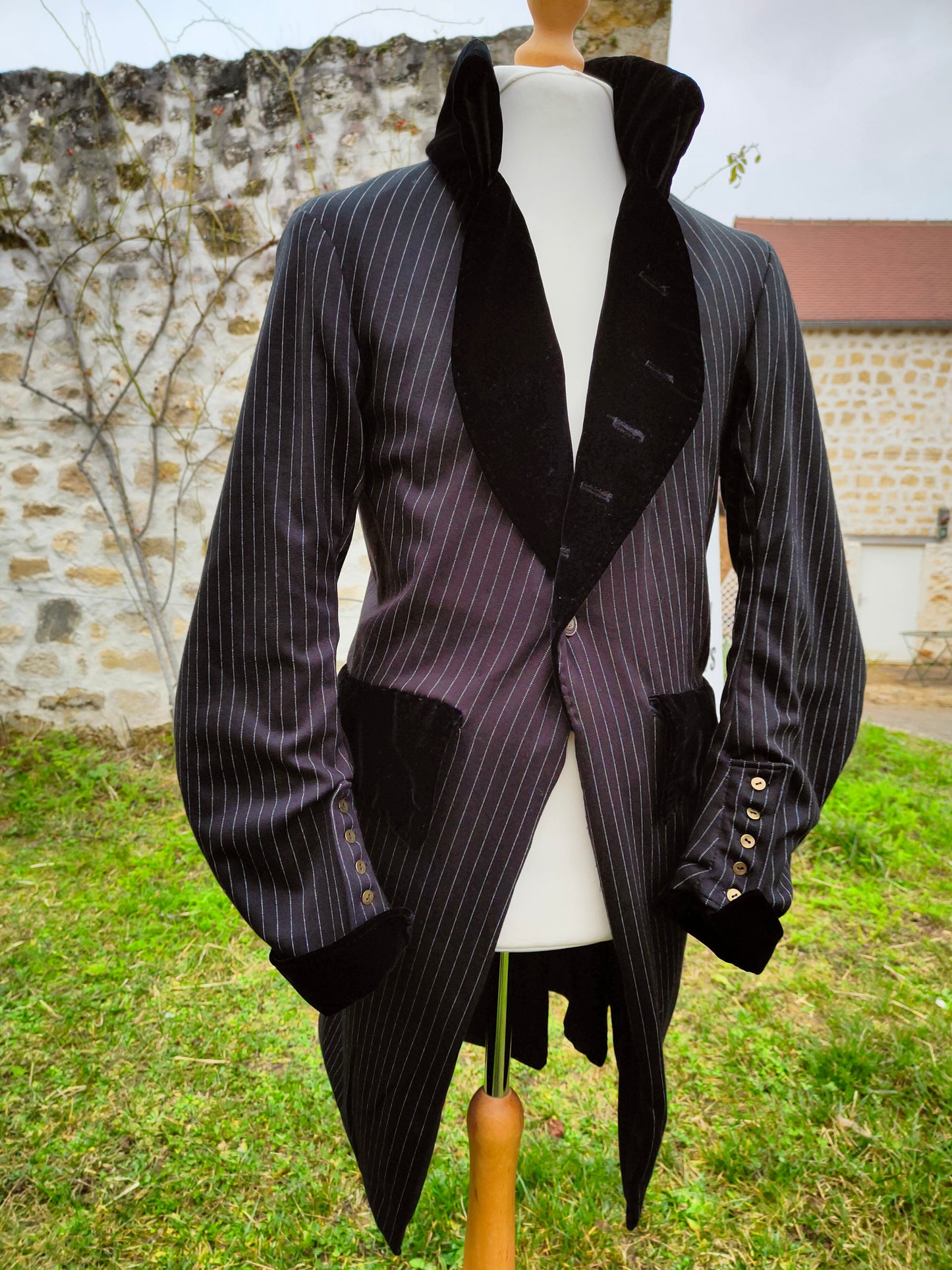 Veste de costume fin XVIII ème, noire, à fine rayures, frac.