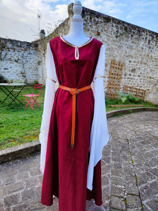 Robe évocation XII ème XIII éme siécles en lin bordeaux et mousseline