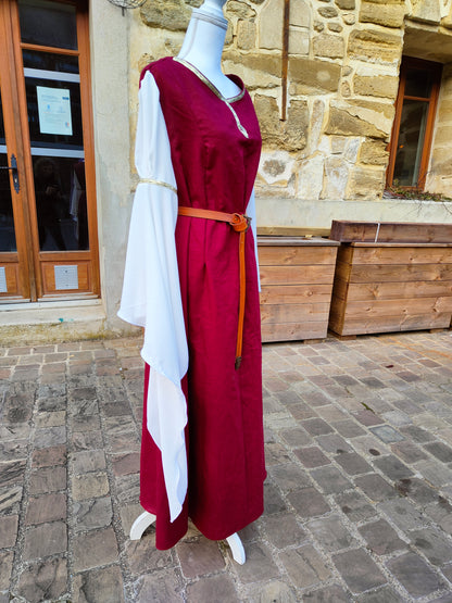 Robe évocation XII ème XIII éme siécles en lin bordeaux et mousseline