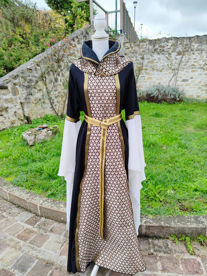 Robe médiévale ou Renaissance en lin noir et jacquard doré, avec ceinture