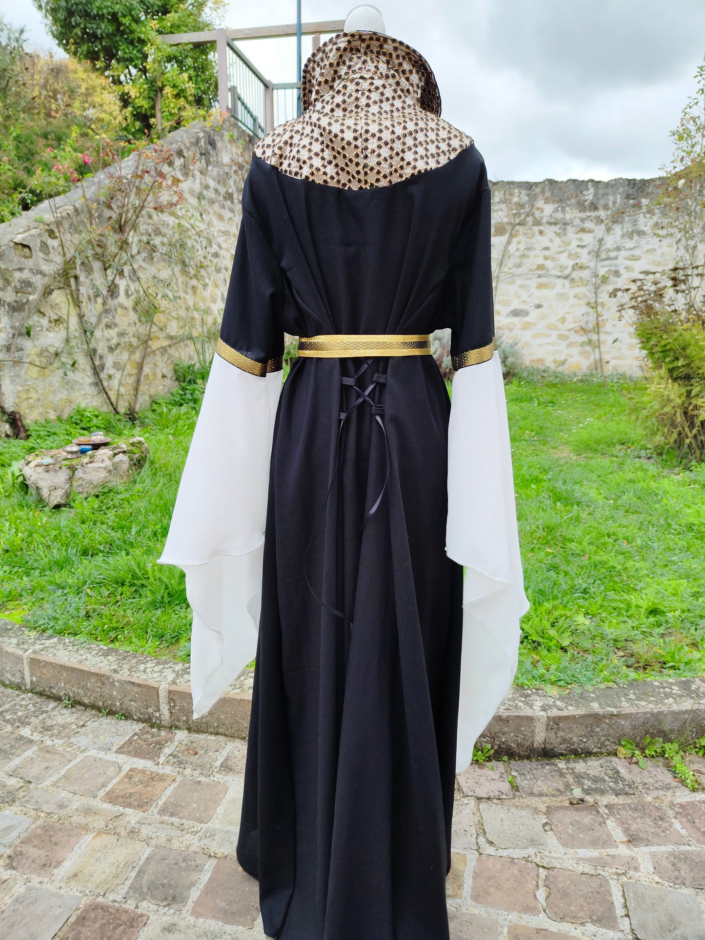 Robe médiévale ou Renaissance en lin noir et jacquard doré, avec ceinture