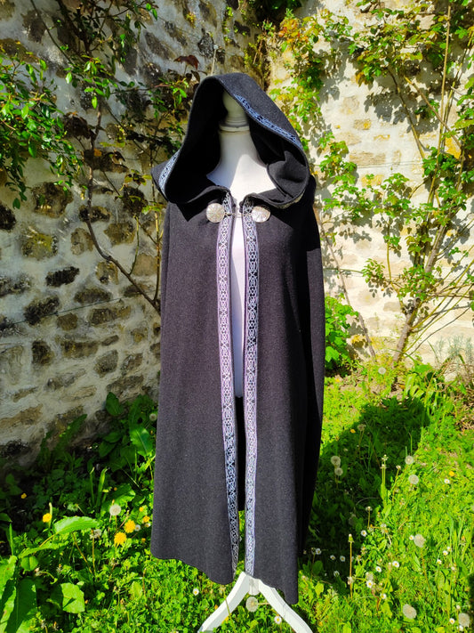 Cape médiévale ou viking noire à capuche en lainage noir, avec beau galon argenté