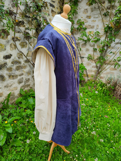 Veste pourpoint à basques, médiéval ou elfique en velours bleu à galon doré