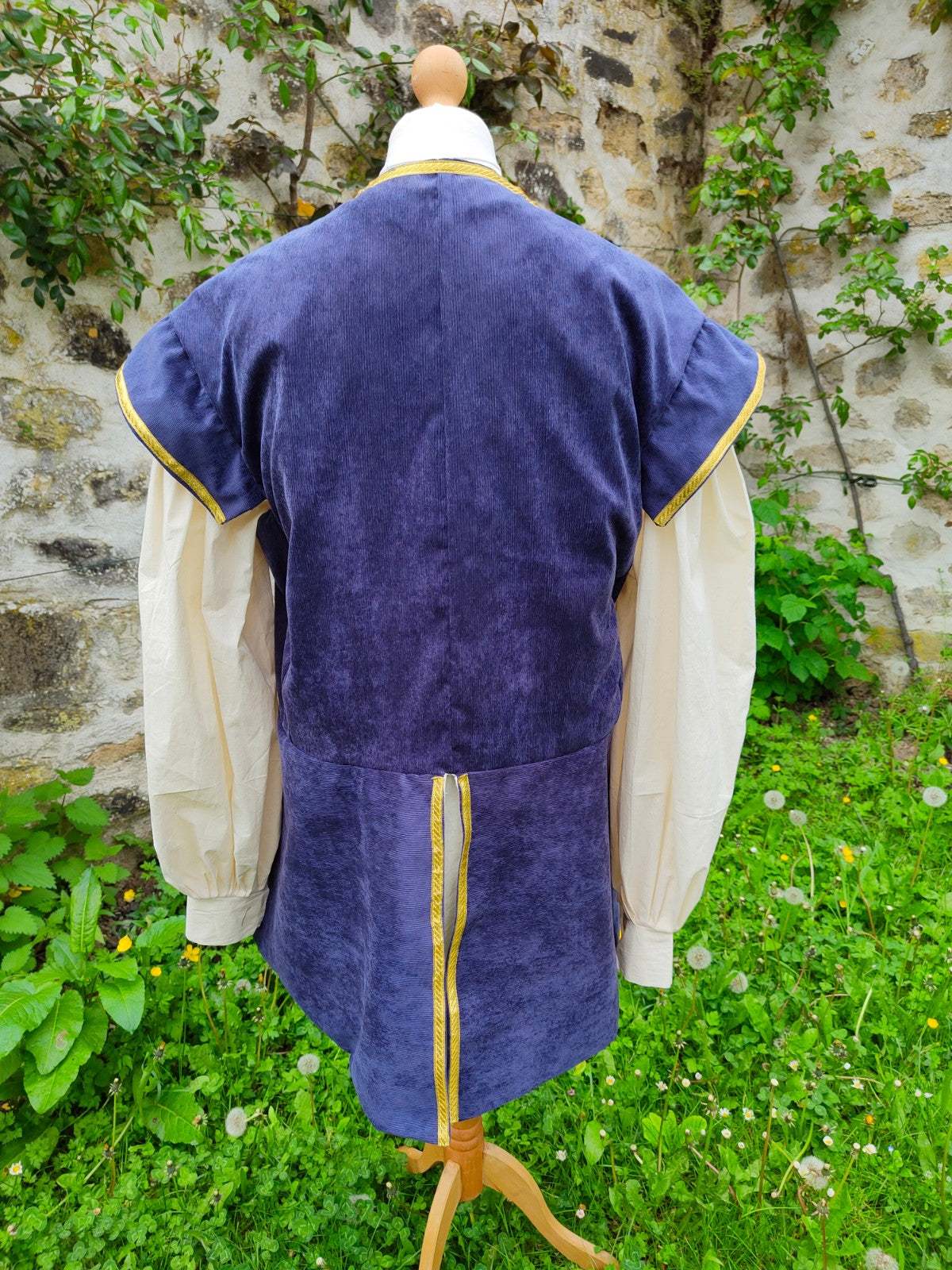 Veste pourpoint à basques, médiéval ou elfique en velours bleu à galon doré