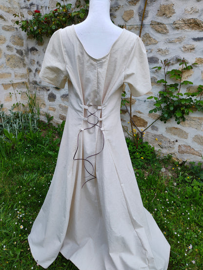 Robe médiévale en lin et coton avec laçages devant et dos et manches courtes