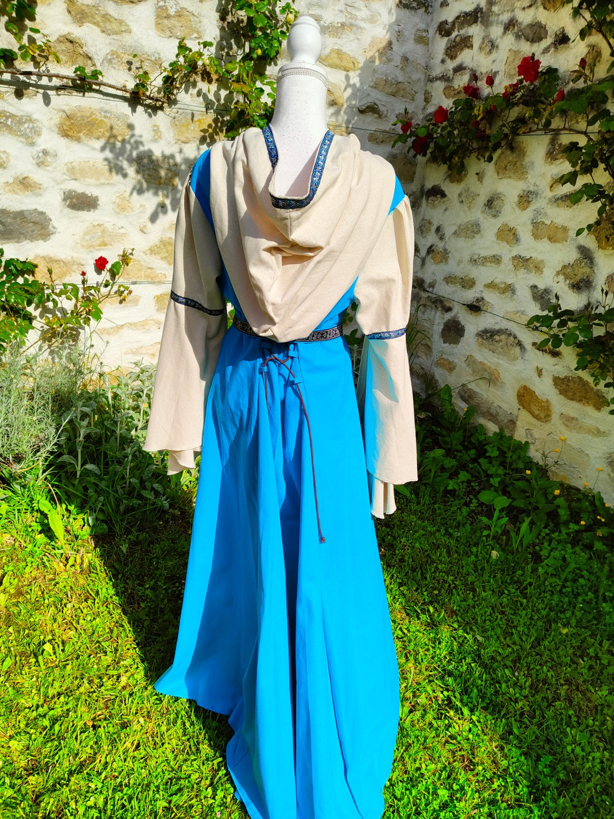 Robe médiévale ou elfique en coton bleu et écru avec laçages et capuche