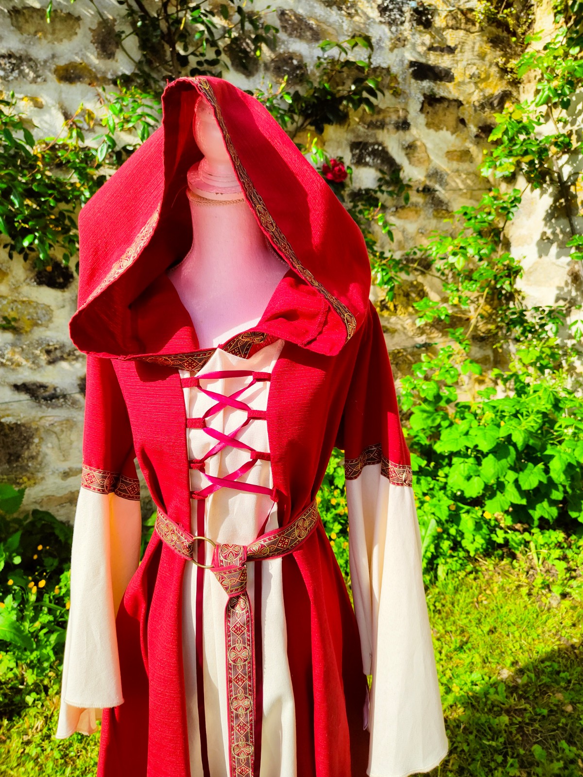 Robe médiévale ou elfique bicolore rouge et écrue en coton avec capuche