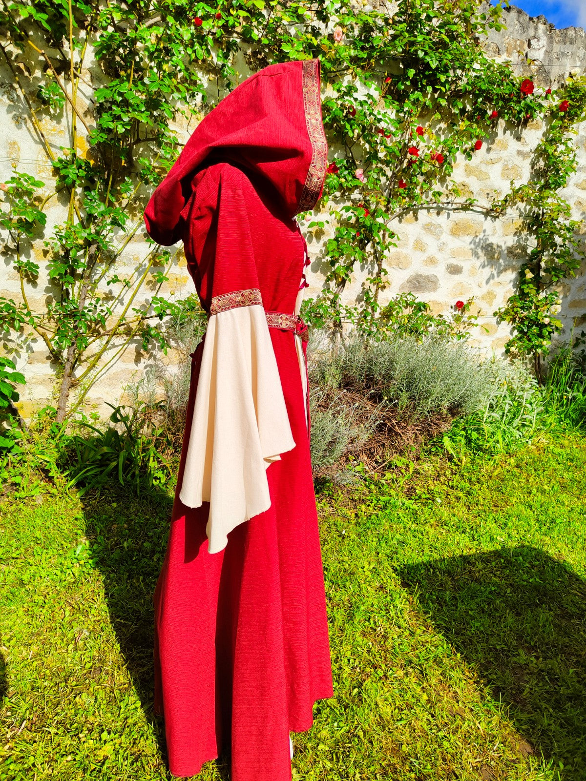 Robe médiévale ou elfique bicolore rouge et écrue en coton avec capuche