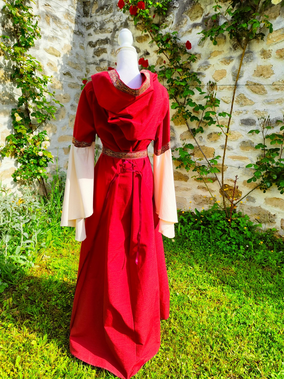 Robe médiévale ou elfique bicolore rouge et écrue en coton avec capuche
