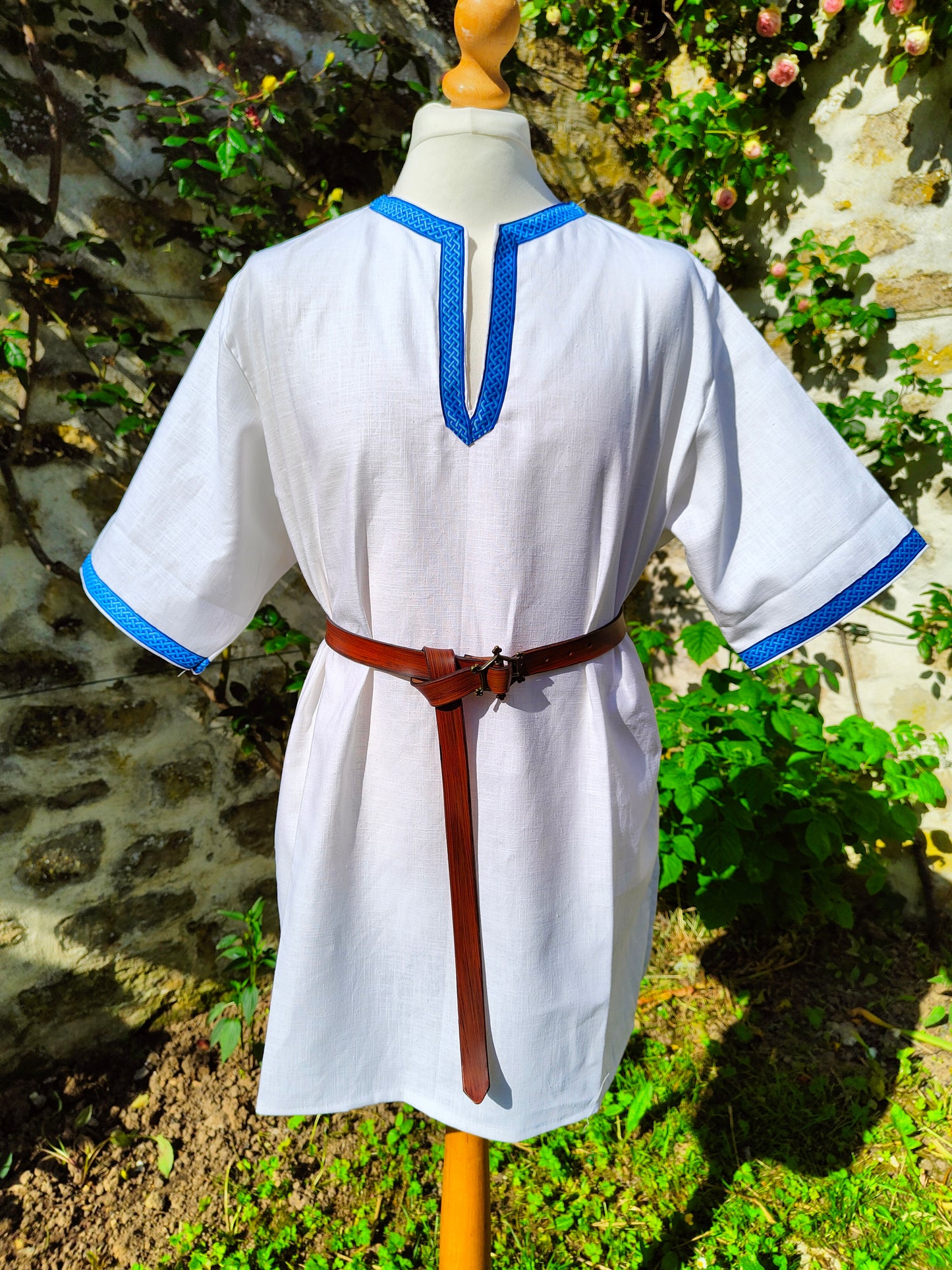 Tunique médiévale ou viking en lin blanc avec joli galon bleu, manches courtes