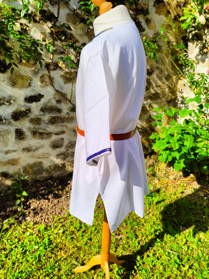 Tunique médiévale ou elfique en lin blanc avec manches courtes et galon bleu et doré