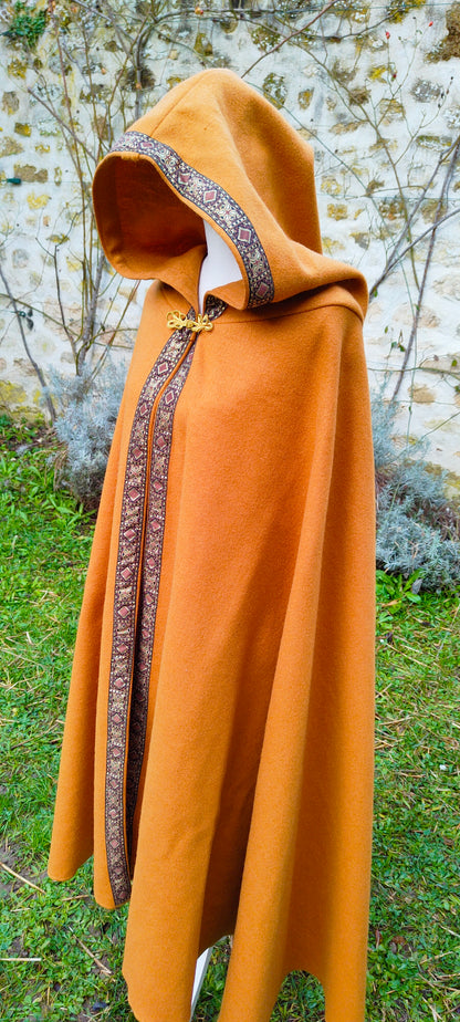 Cape médiévale ocre en lainage pour homme ou femme
