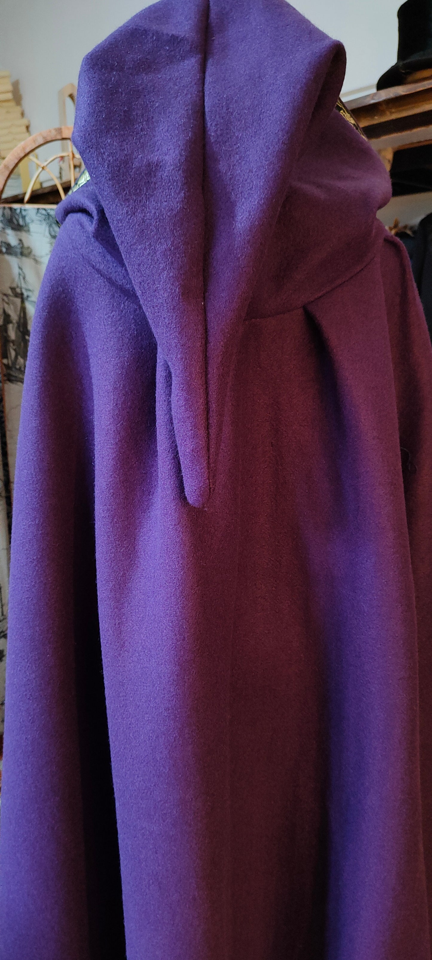 Cape médiévale violette en lainage avec fermoir artisanal