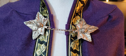 Cape médiévale violette en lainage avec fermoir artisanal