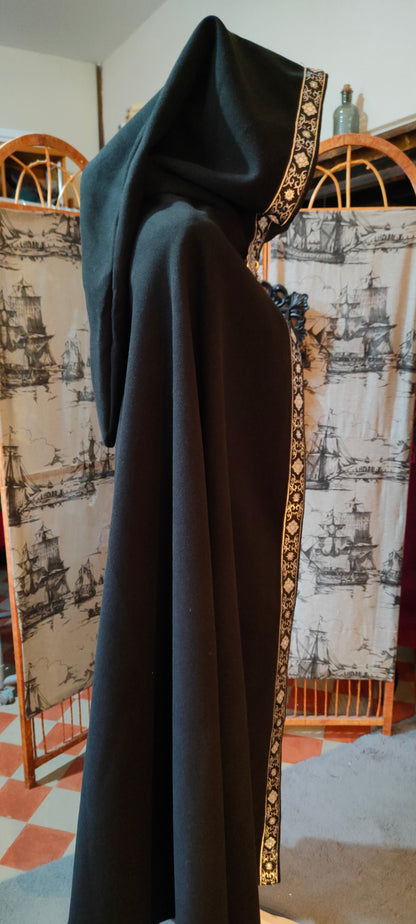 Cape médiévale mixte en lainage noir avec fermoir artisanal plaqué argent