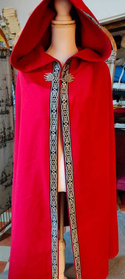 Cape médiévale rouge en lainage avec fermoir artisanal plaqué argent