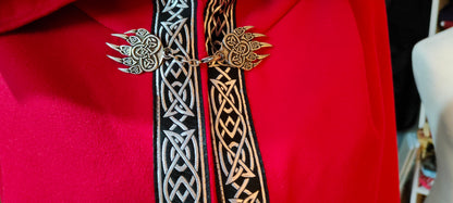Cape médiévale rouge en lainage avec fermoir artisanal plaqué argent