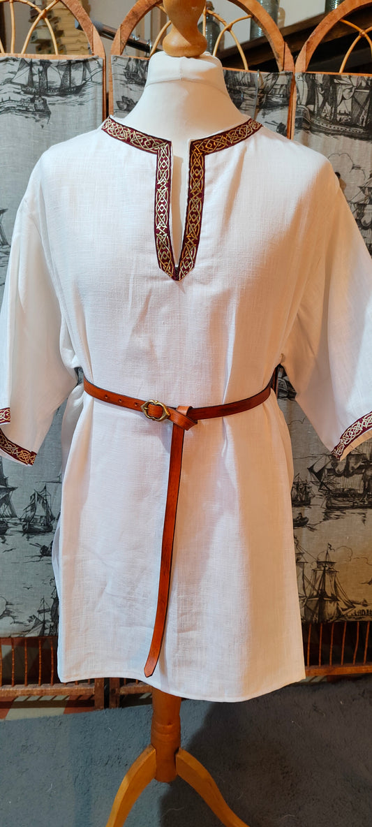 Tunique médiévale ou viking en lin blanc avec galon bordeaux et doré
