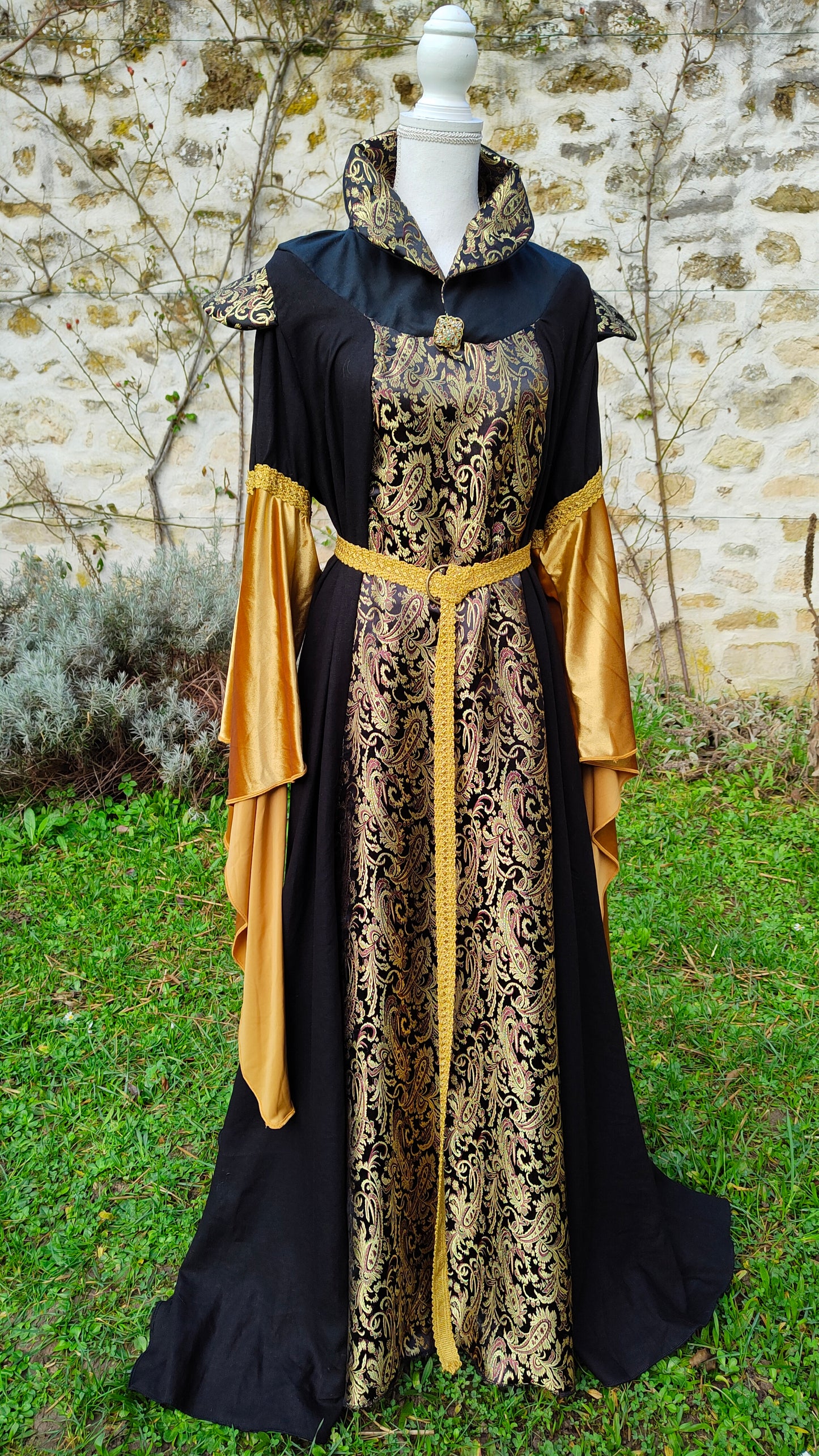 Robe Renaissance en lin noir et brocard
