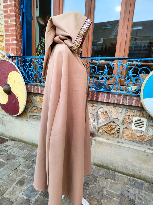 Cape en lainage beige, style médiéval ou viking avec galon bordeaux et doré