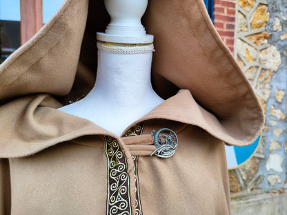 Cape médiévale motif triskell en lainage à grande capuche