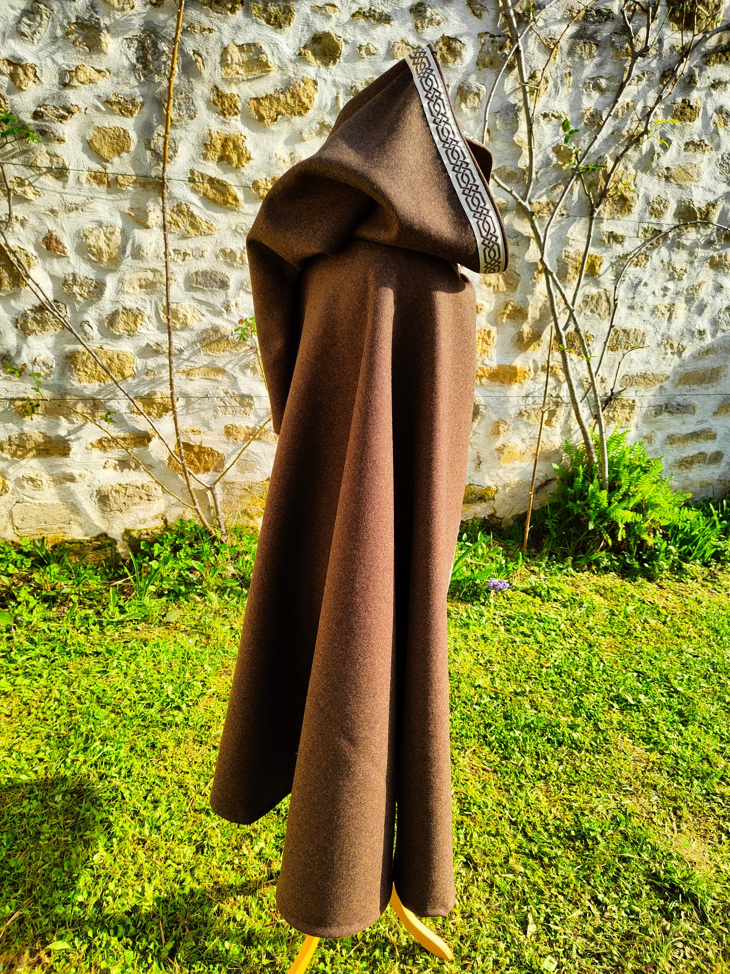 Cape en lainage marron avec grande capuche, mixte, taille unique