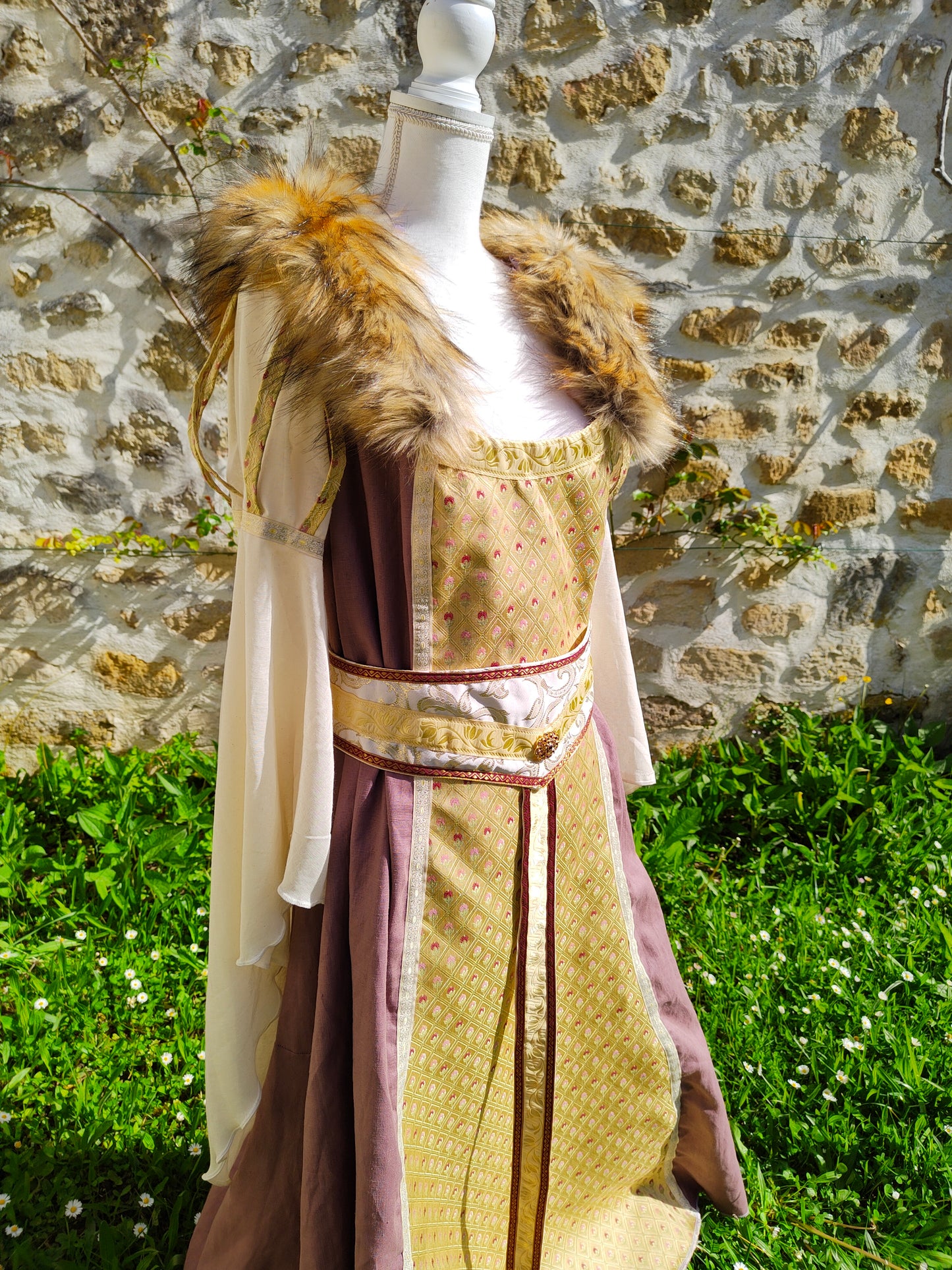 Robe médiévale ou Renaissance vieux rose et dorée avec fausse fourrure amovible