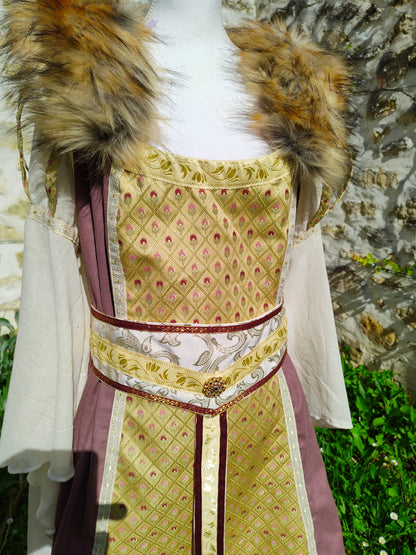 Robe médiévale ou Renaissance vieux rose et dorée avec fausse fourrure amovible