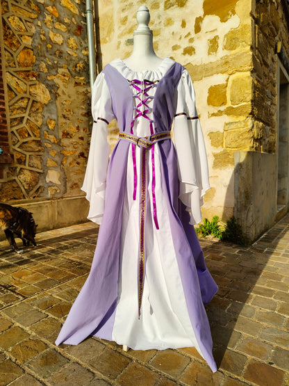 Robe médiévale ou Renaissance en coton parme et blanc.