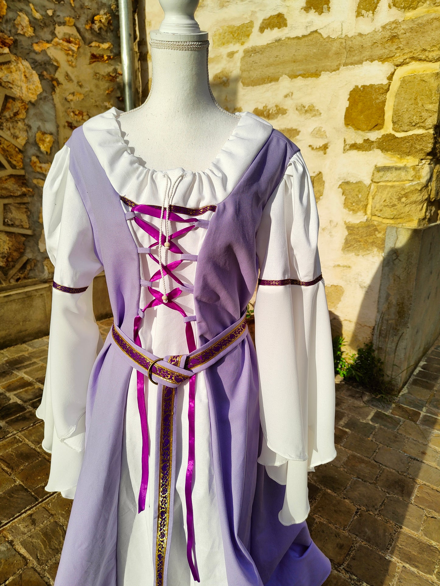 Robe médiévale ou Renaissance en coton parme et blanc.