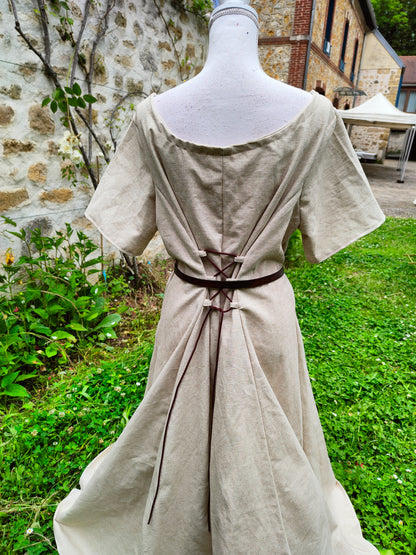 Robe médiévale en lin et coton avec laçages devant et dos et manches courtes