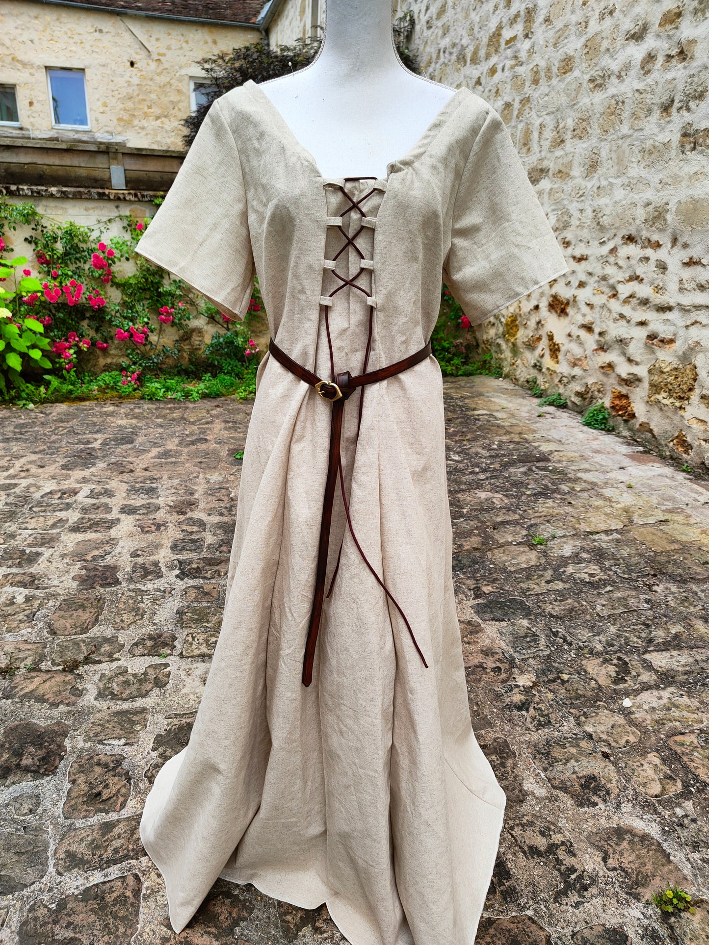 Robe médiévale en lin et coton avec laçages devant et dos et manches courtes