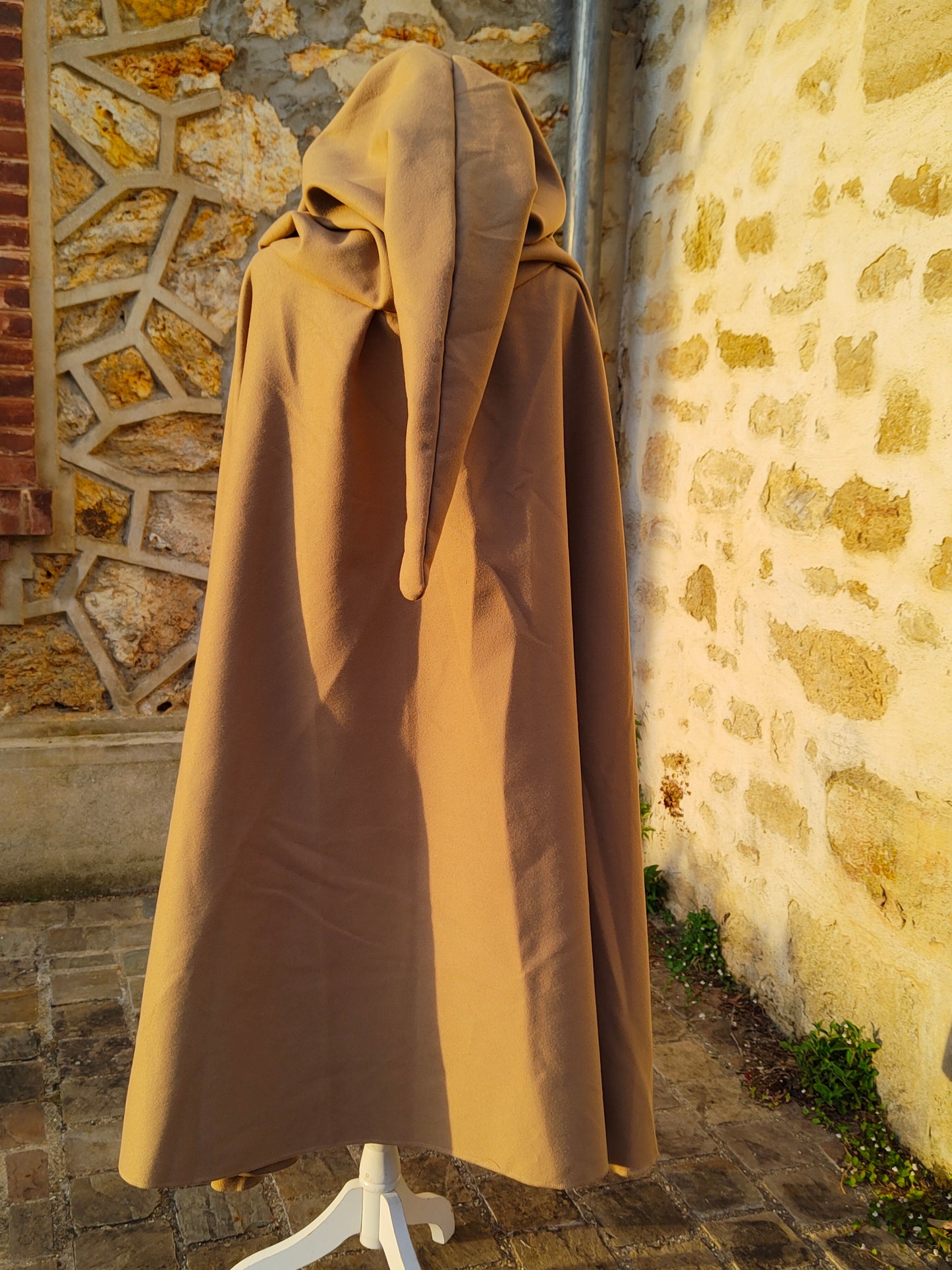 Cape médiévale mixte en lainage beige avec galon triskel