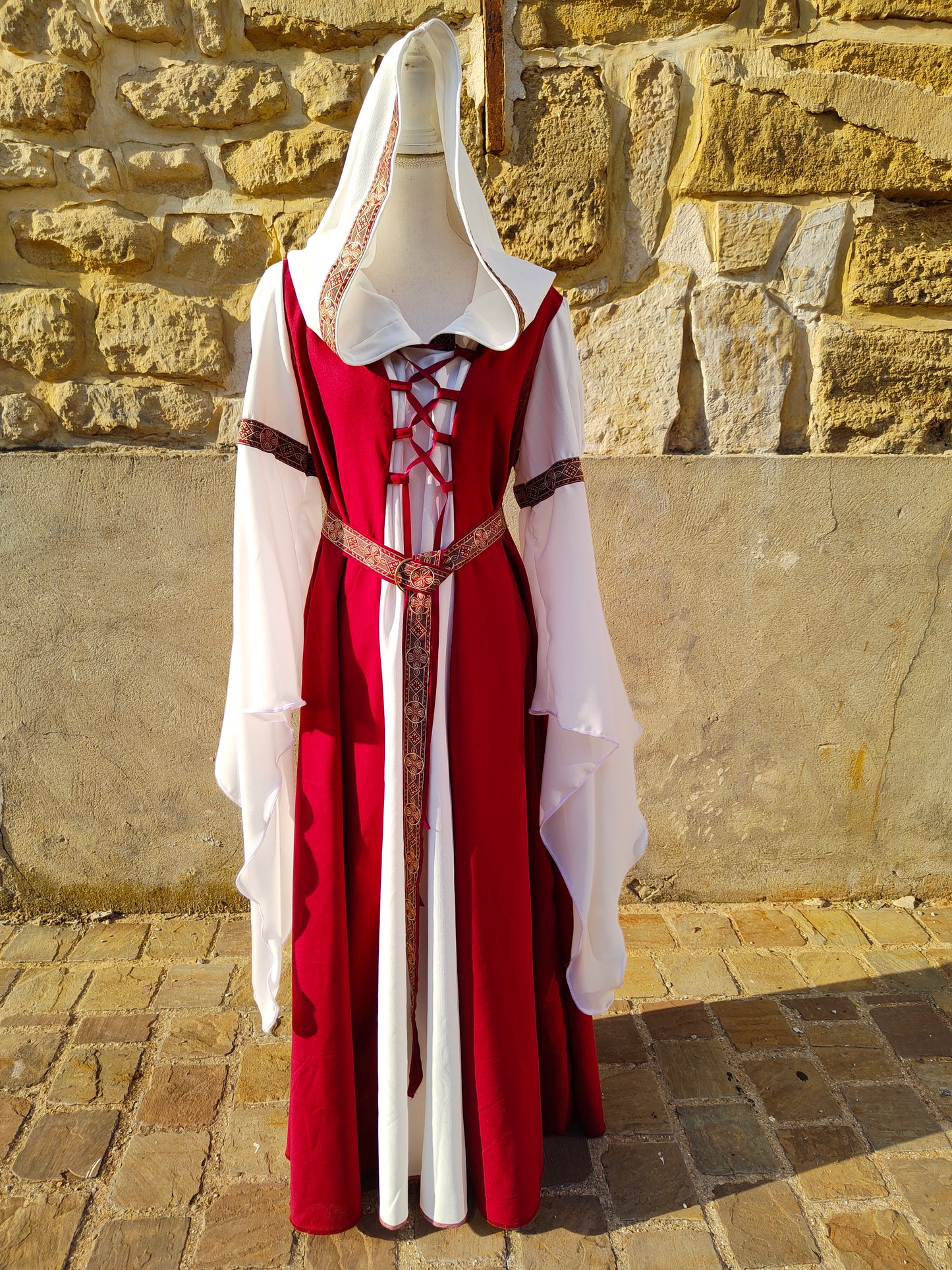 Robe médiévale en lin bordeaux avec capuche et longues manches