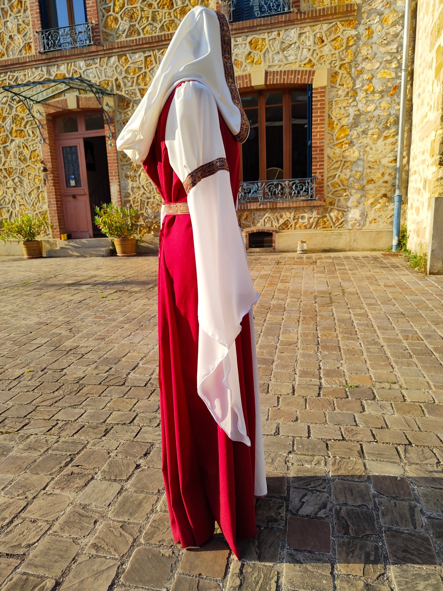 Robe médiévale en lin bordeaux avec capuche et longues manches