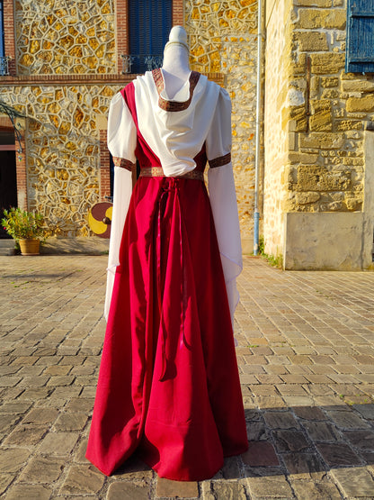 Robe médiévale en lin bordeaux avec capuche et longues manches