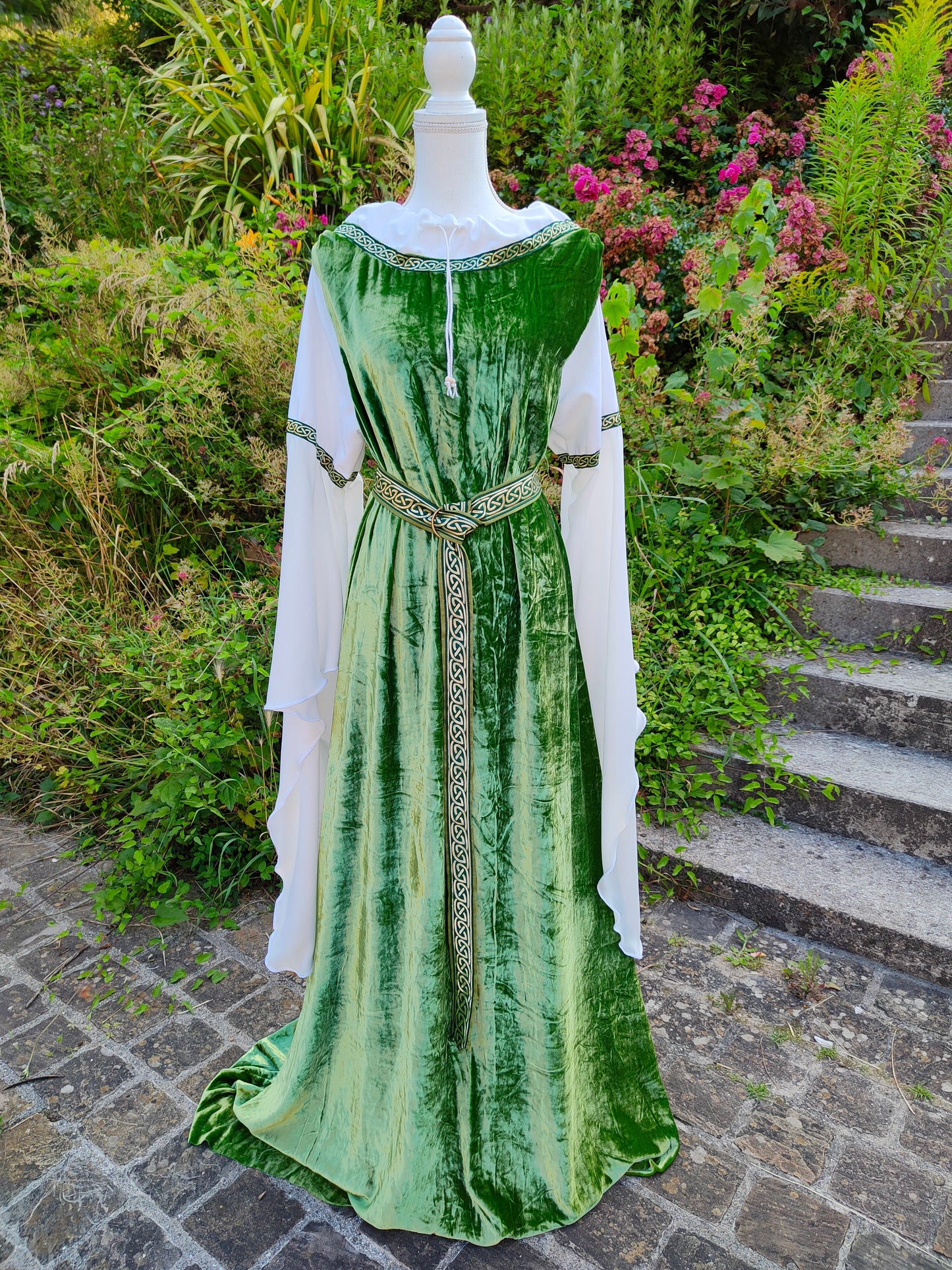 Robe médiévale ou elfique en velours de soie avec longues manches et ceinture