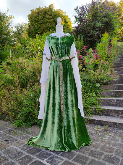 Robe médiévale ou elfique en velours de soie avec longues manches et ceinture