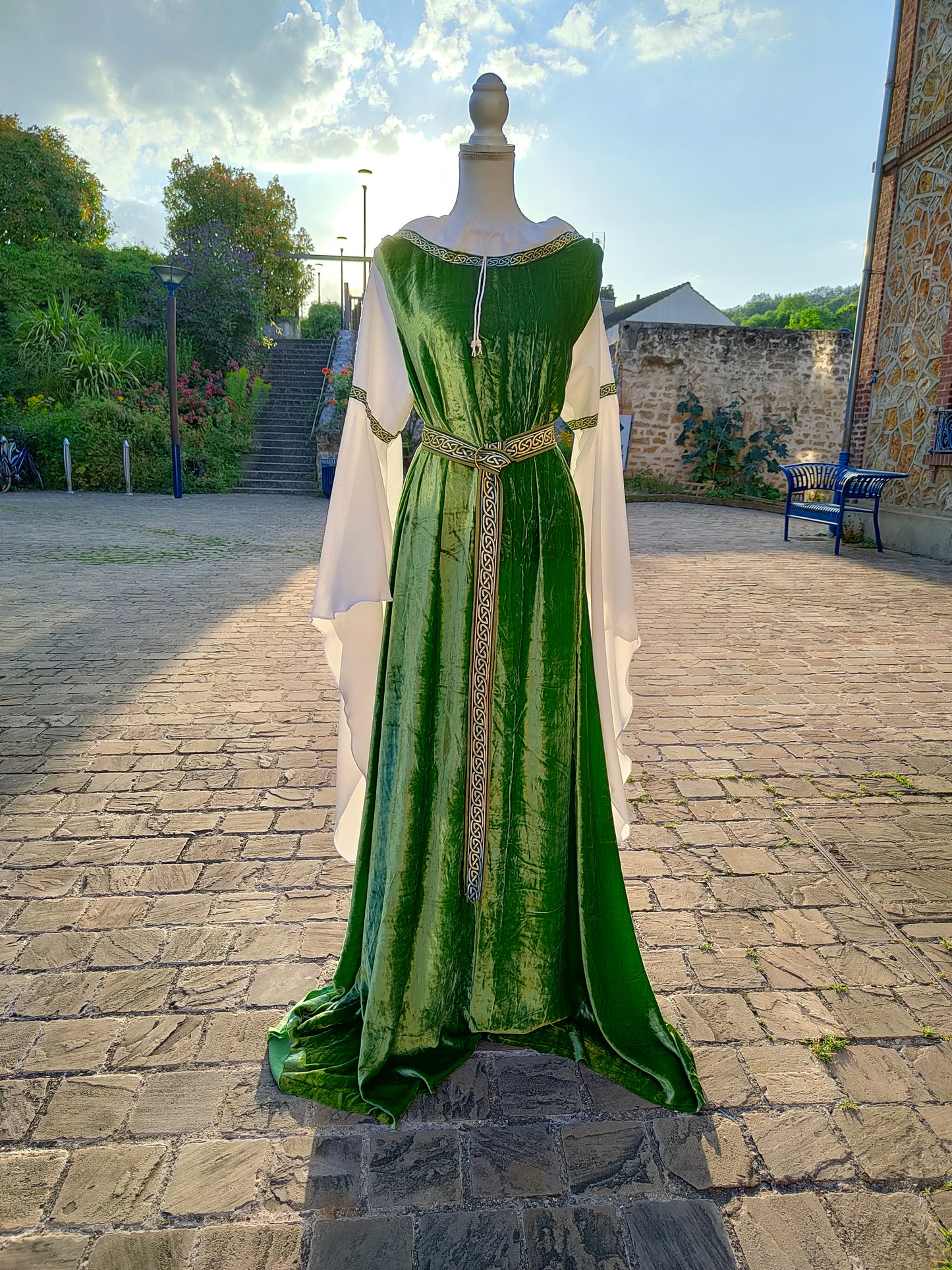 Robe médiévale ou elfique en velours de soie avec longues manches et ceinture