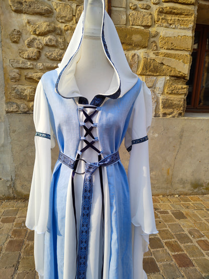 Robe médiévale bleue ciel et blanche avec sa ceinture et capuche, longues manches.