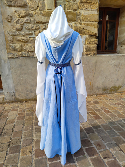 Robe médiévale bleue ciel et blanche avec sa ceinture et capuche, longues manches.