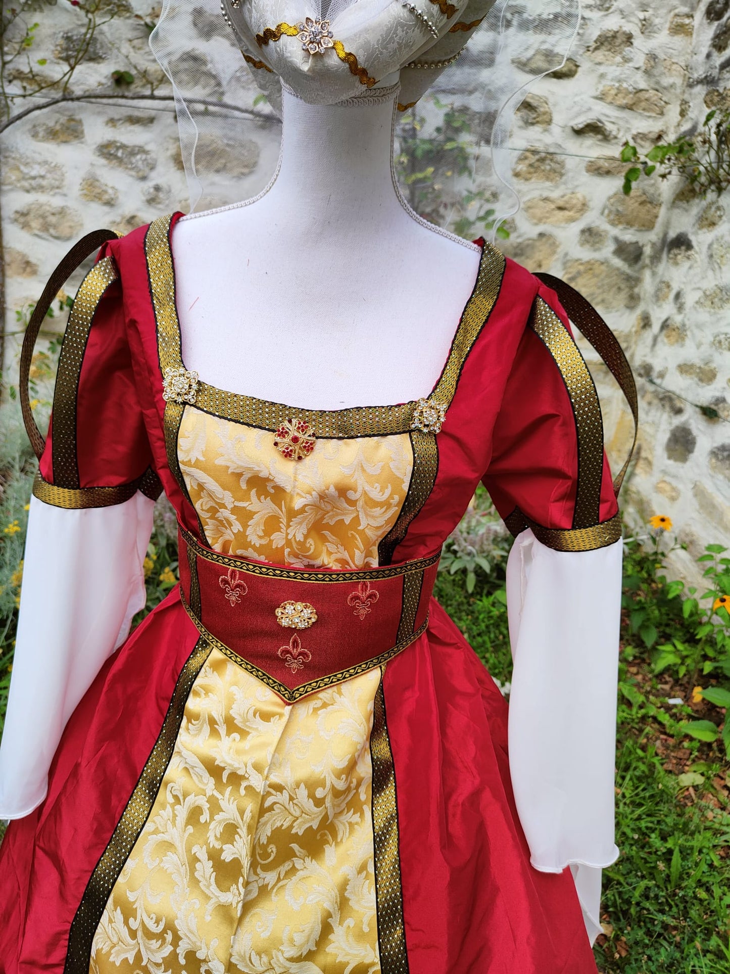 Robe Renaissance en taffetas rouge et jacquard doré, taille unique 40 /46