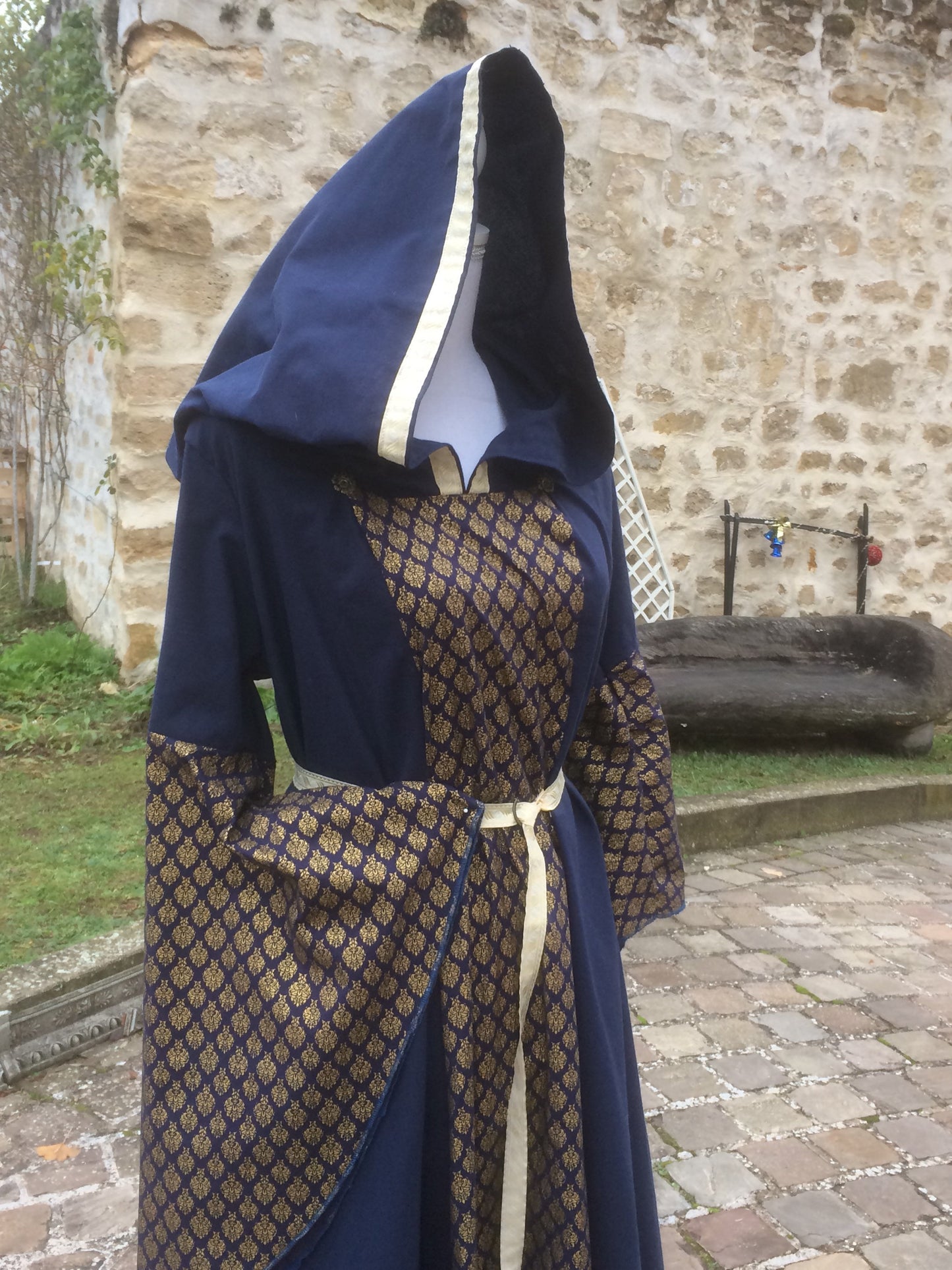 Robe médiévale ou elfique en lin bleu marine et coton, avec capuche