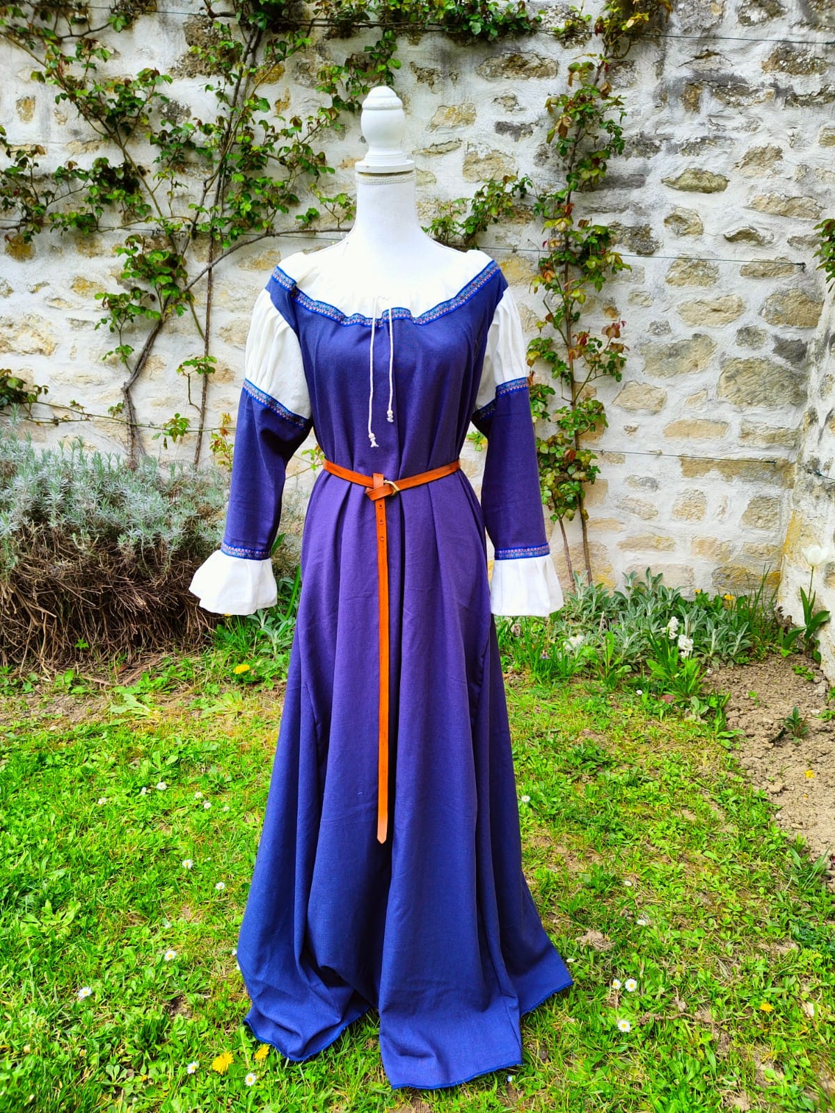 Robe médiévale de paysanne "chic" en lin bleu et écru