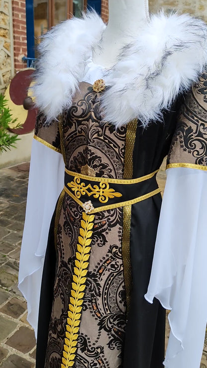 Robe Renaissance ou médiéval tardif pour femme, noire et dorée avec fausse fourrure blanche amovible et ceinture.