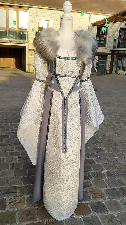 Robe médiévale ou Renaissance en jacquard argent et coton léger bleu gris.