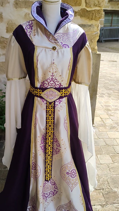 Robe style Renaissance en lin violet et jacquard ivoire et violet avec ceinture
