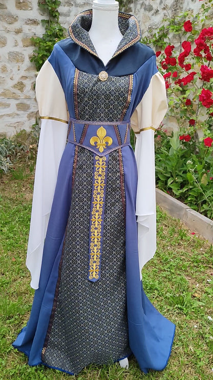 Robe médiévale ou Renaissance pour femme avec manches très longues et col tuyauté, en lin et jacquard bleu à médaillons