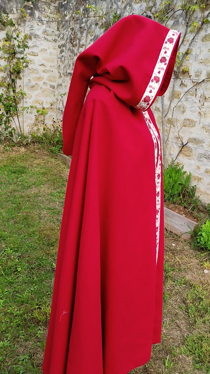 Cape historique ou fantastique, en lainage rouge avec galon roses rouges