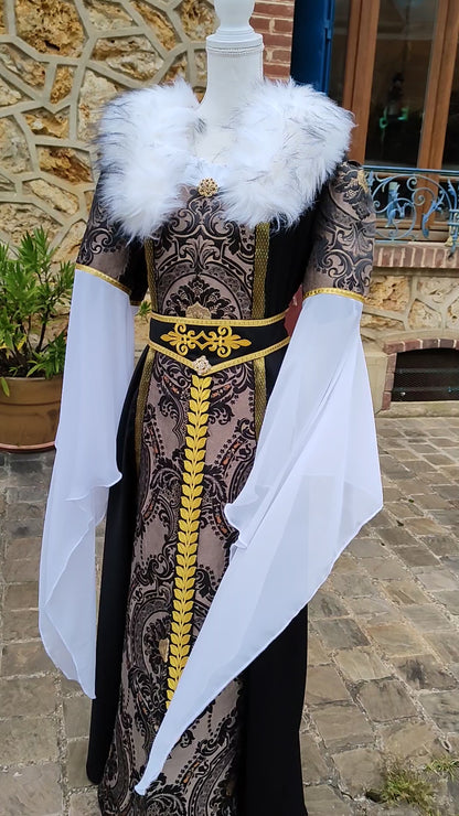 Robe Renaissance ou médiéval tardif pour femme, noire et dorée avec fausse fourrure blanche amovible et ceinture.